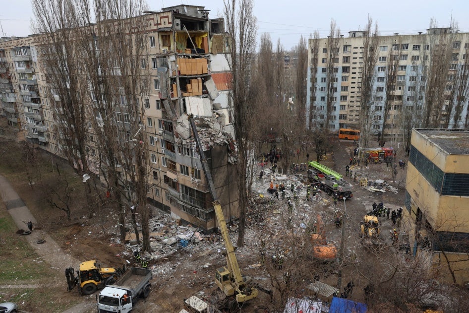 Un immeuble résidentiel lourdement endommagé lors d'une frappe de drone russe à Odessa, en Ukraine, le 2 mars 2024. 