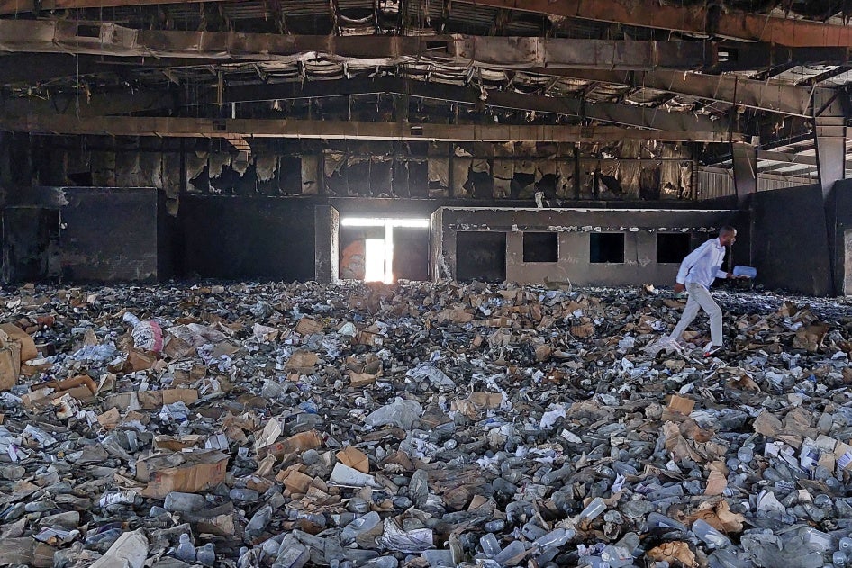 Un entrepôt médical détruit à Nyala, la capitale de la province du Darfour du Sud, au Soudan, le 2 mai 2023.