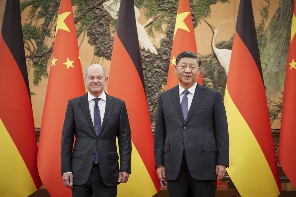 Bundeskanzler Olaf Scholz, links, mit dem chinesischen Staatspräsidenten Xi Jinping in der Großen Halle des Volkes in Peking, 4. November 2022. 