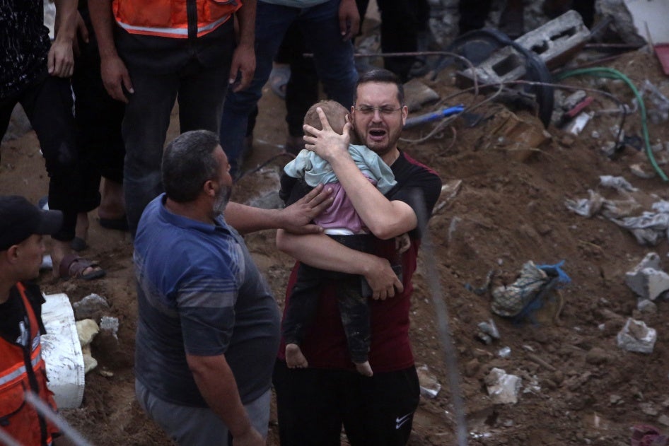 Karam al-Sharif, un employé de l’UNRWA, serrait dans ses bras le corps de l’un de ses jumeaux âgés de 18 mois, tué lors d’une frappe aérienne menée par les forces israéliennes contre un immeuble résidentiel (« Immeuble des Ingénieurs), dans la bande de Gaza, le 31 octobre 2023. 