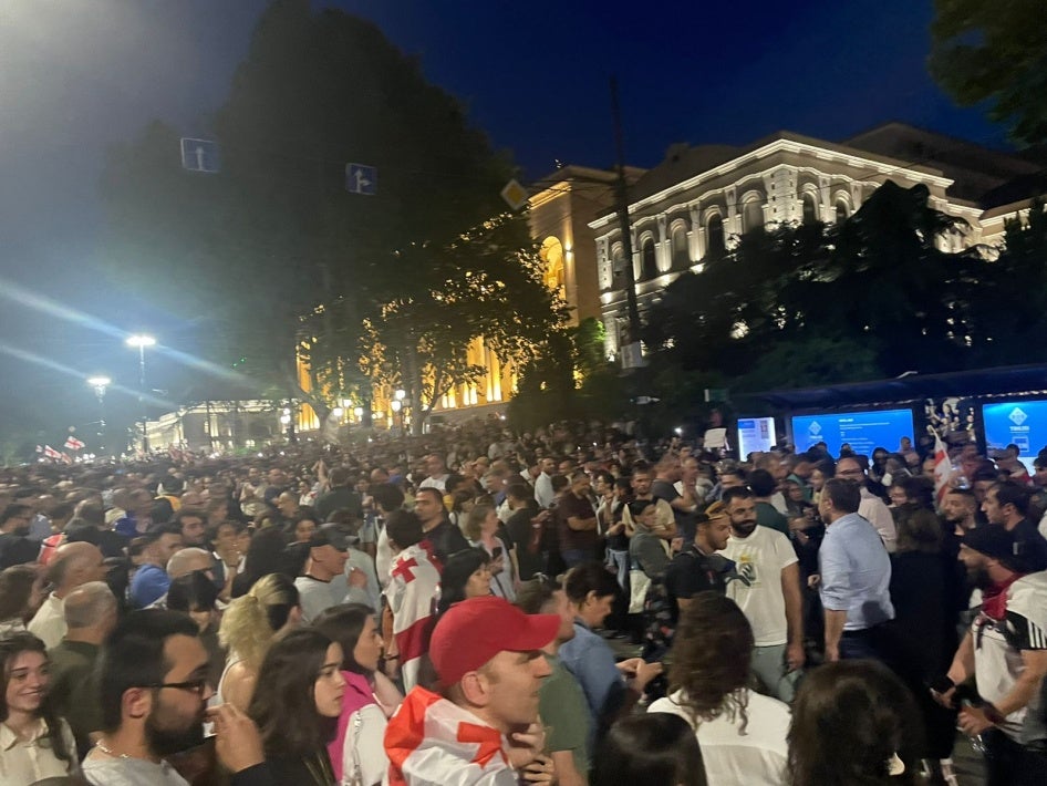 Une foule de manifestants descendus dans la rue pour protester contre le projet de loi sur « l’influence étrangère » à Tbilissi, en Géorgie, dans la nuit du 30 avril 2024.