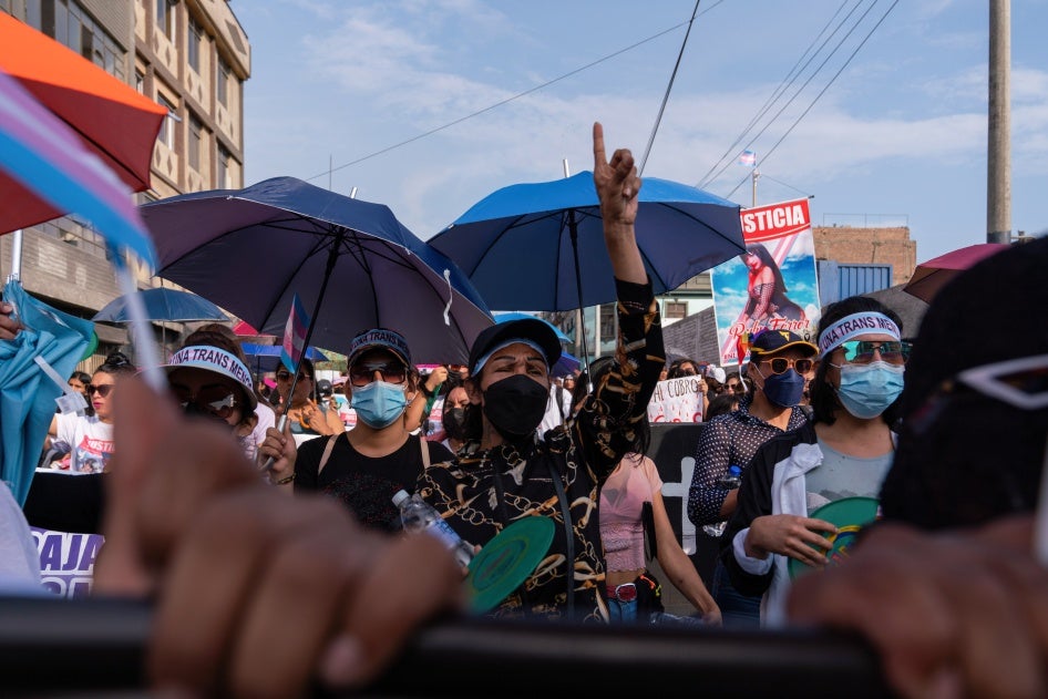 Organizaciones marchan para exigir investigaciones y justicia en casos de violencia transfóbica en Lima, Perú, el 22 de febrero de 2023.