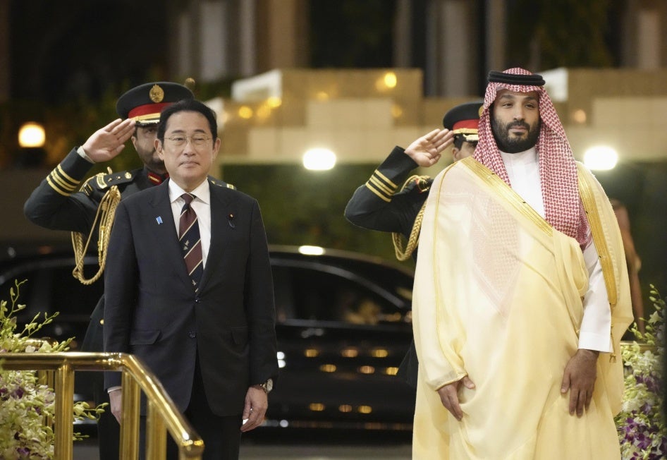 サウジアラビアのジッダで行われた岸田文雄首相の歓迎式典に出席する岸田首相とムハンマド・ビン・サルマン皇太子、2023年7月16日。