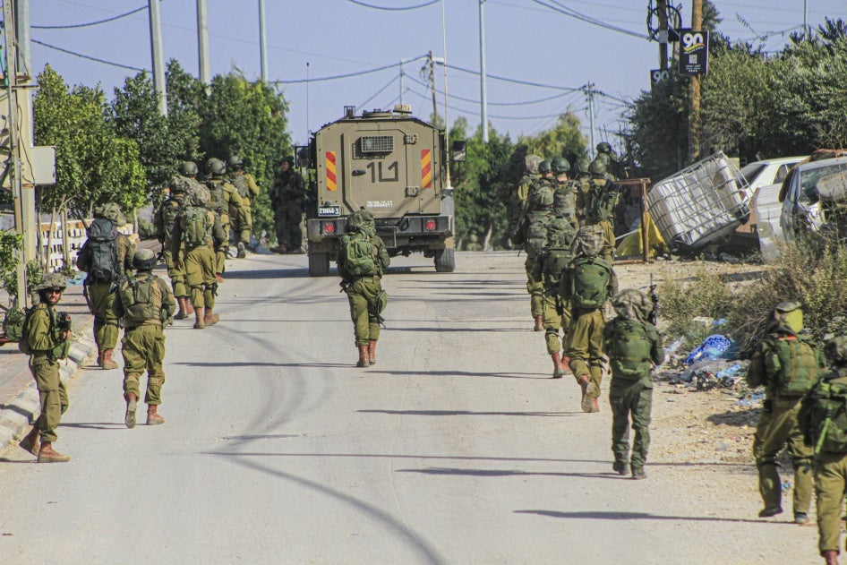Des soldats israéliens entraient dans le camp de réfugiés de Balata, dans la banlieue de Naplouse en Cisjordanie occupée, le 23 novembre 2023, lors d'une opération visant à rechercher et arrêter des personnes suspectées d’activités terroristes.
