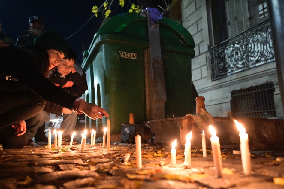 Menschen zünden während einer Mahnwache am 8. Mai 2024 Kerzen vor dem Haus an, in dem drei lesbische Frauen bei einer Attacke in Buenos Aires getötet wurden.