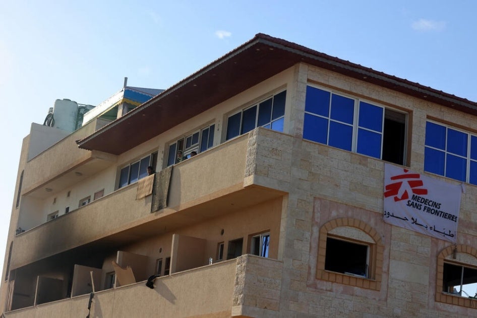 Ce bâtiment utilisé par Médecins Sans Frontières (MSF) pour héberger des membres de son personnel et leurs familles à Khan Younis, dans la bande de Gaza, a été touché par une munition tirée par un char israélien le 20 février 2024, malgré la bannière identifiant clairement MSF. Cette attaque a tué deux personnes et en blessant sept autres. 