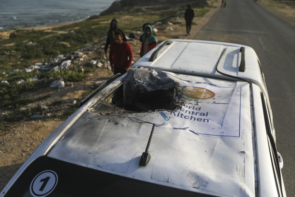 L’un des trois véhicules d’un convoi humanitaire de l’association World Central Kitchen, qui a été touché par une attaque israélienne à Deir Al-Balah dans la bande de Gaza, le 1er avril 2024 ; cette attaque a tué sept travailleurs humanitaires. 