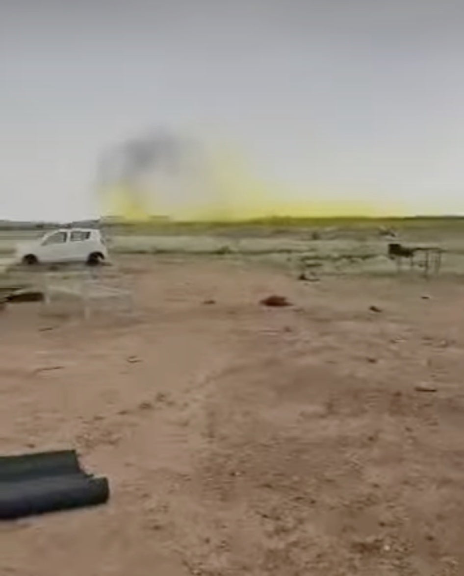 صورة ثابتة من فيديو، نُشرت على حساب موالٍ لـ "قوات الدعم السريع" في مايو/أيار 2025 وحُدِّد موقعها الجغرافي في قاعدة كرري العسكرية، تُظهر سحابة صفراء مخضرة مميزة لغاز الكلور.