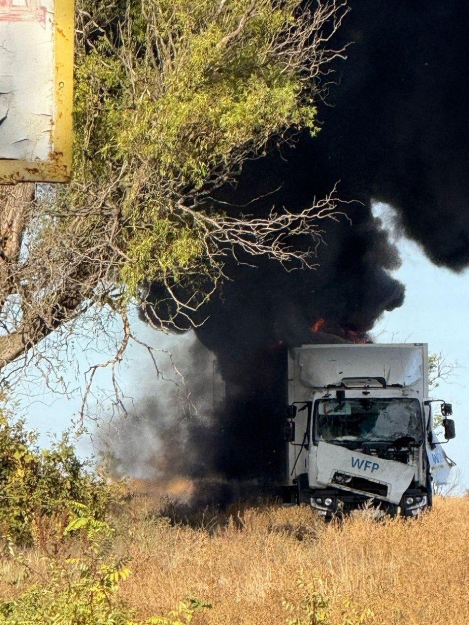 Une colonne de fumée noire s’élevait au-dessus d’un camion du Programme alimentaire mondial (World Food Programme, WFP), frappé par un drone russe près de la ville de Bilozerka située dans la région de Kherson en Ukraine, le 14 octobre 2025. 