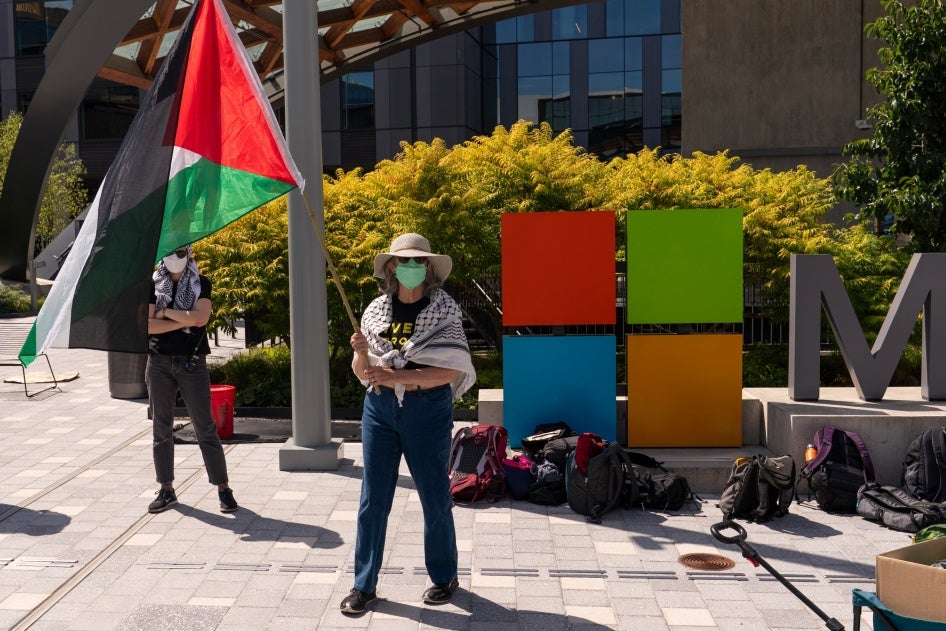 Une employée de Microsoft brandissait un drapeau palestinien lors d'un rassemblement sur le « Microsoft Campus » abritant le siège de l’entreprise à Redmond, dans l’État de Washington sur la côte ouest des États-Unis, le 19 août 2025. 