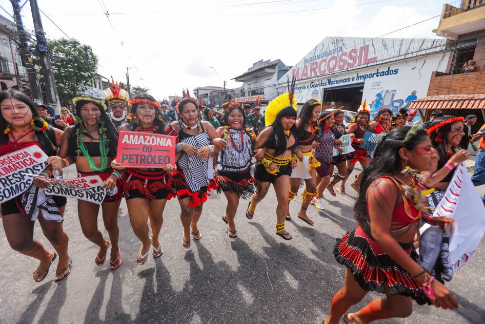 Indígenas participan en una protesta para exigir justicia climática y protección territorial durante la Conferencia de la ONU sobre el Cambio Climático (COP30), en Belém, Brasil, el 17 de noviembre de 2025.