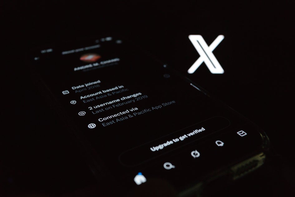 أطلقت منصة "إكس" ميزة جديدة تسمى "نبذة عن هذا الحساب" كما تظهر على "أيفون"، 23 نوفمبر/تشرين الثاني 2025. 