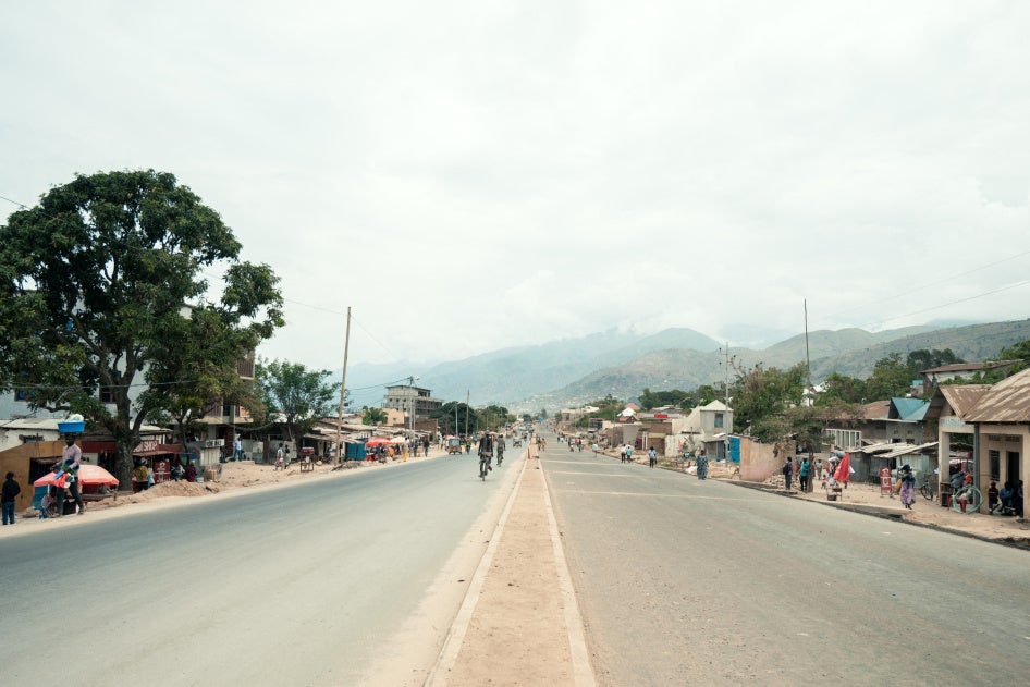 Une rue déserte à Uvira, dans l'est de la République démocratique du Congo, le 9 décembre 2025, avant que les forces rwandaises et celles du M23 ne s'emparent de la ville.