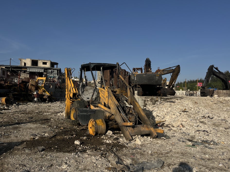 Les carcasses de bulldozers et d'autres engins lourds qui ont été détruits ou gravement endommagés lors d’une frappe aérienne menée par l’armée israélienne le 3 septembre 2025 à Ansariyeh, dans le sud du Liban. 