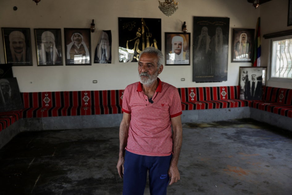 Hatem Radwan, un habitant de Soueïda, ville à majorité druze dans le sud de la Syrie, photographié dans la maison d'hôtes Al-Radwan gérée par sa famille, le 25 juillet 2025. Des traces de sang étaient encore visibles, plusieurs jours après une fusillade mortelle survenue à cet endroit.