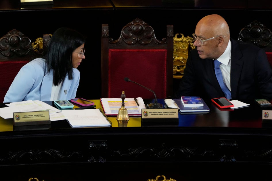 La présidente par intérim du Venezuela, Delcy Rodriguez, discutait avec son frère, le président de l'Assemblée nationale Jorge Rodriguez, lors d'une cérémonie au Tribunal suprême de justice à Caracas, le 30 janvier 2026.