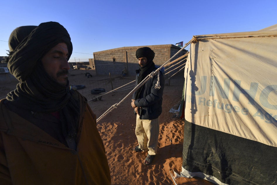 Deux Sahraouis déplacés, originaires du Sahara occidental – territoire revendiqué par le Maroc – photographiés dans le camp de réfugiés de Dakhla, situé à environ 170 kilomètres au sud-est de la ville de Tindouf dans l’ouest de l’Algerie, le 14 janvier 2023.