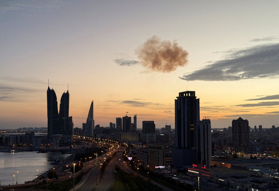 Un épais nuage de fumée était visible dans le ciel de Manama, la capitale de Bahreïn, le 6 mars 2026, après l'interception d'un drone iranien, non loin des tours du complexe « Bahrain Financial Harbour » (à gauche), un centre financier où se trouve aussi l'ambassade d'Israël.