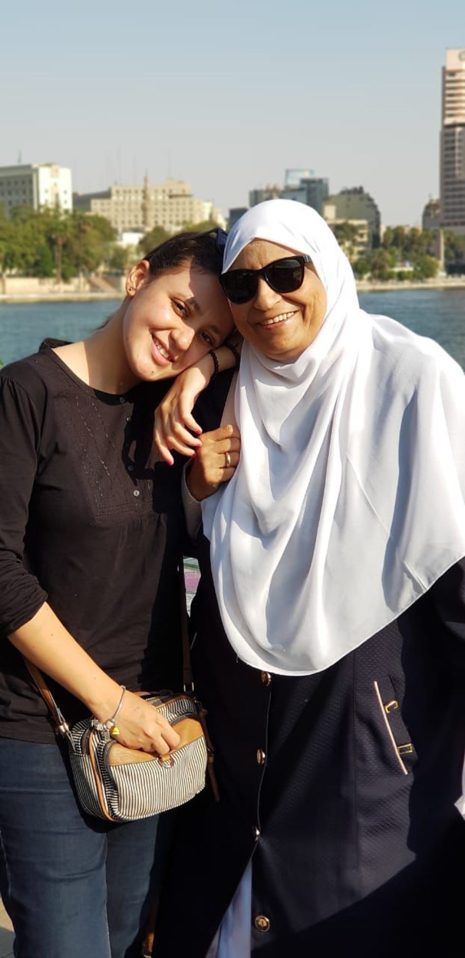 Jehad Khaled (à gauche), avec sa mère, l’avocate égyptienne Hoda Abdel Moneim, lors d’un moment de bonheur avant l’arrestation de Hoda, le 1er novembre 2018.