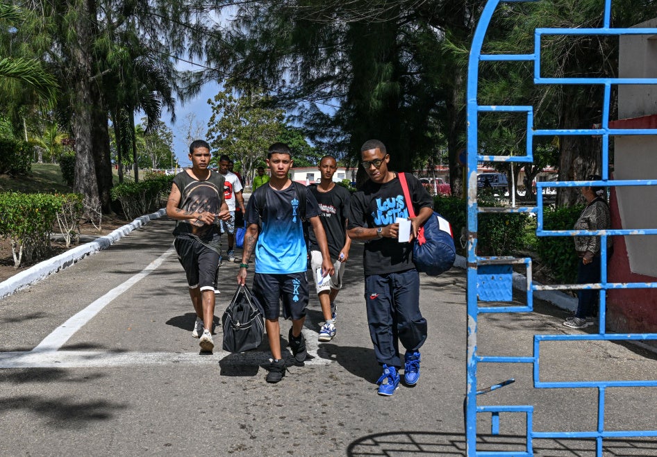 Reclusos salen de la prisión de La Lima en La Habana el 3 de abril de 2026.