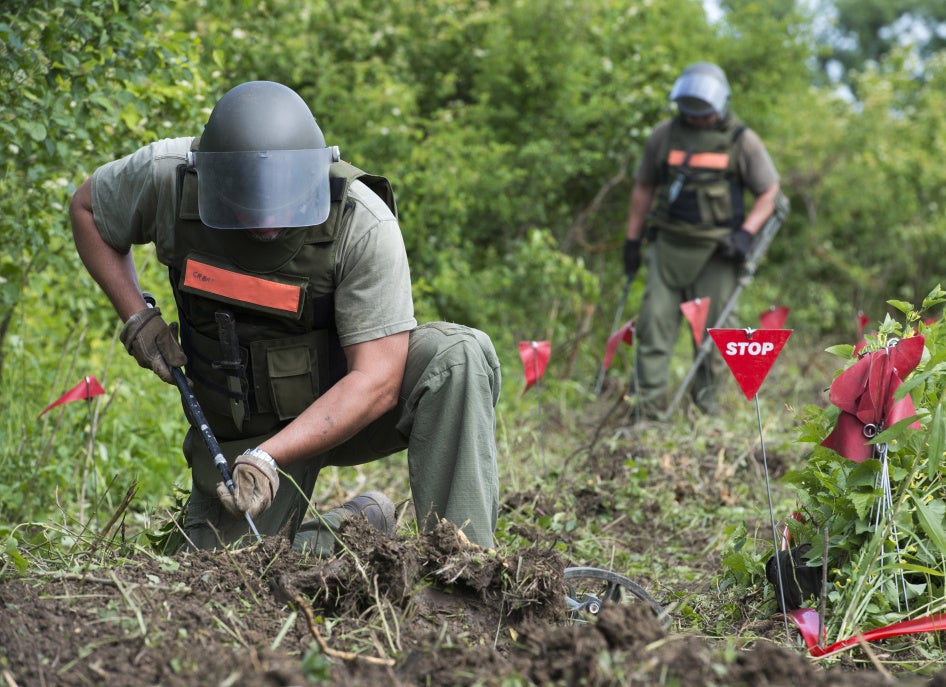Deux démineurs testaient le sol afin d’en retirer des mines terrestres antipersonnel près de Lasinja, un village situé à 40 kilomètres au sud de Zagreb, en Croatie, le 29 mai 2013.