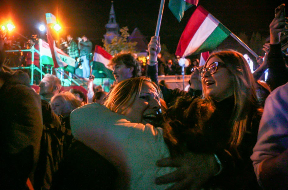 Des partisans du parti hongrois Tisza, dirigé par l’avocat et député européen Peter Magyar, célébraient à Budapest à la suite de la victoire de ce parti aux élections législatives en Hongrie, le 12 avril 2026.