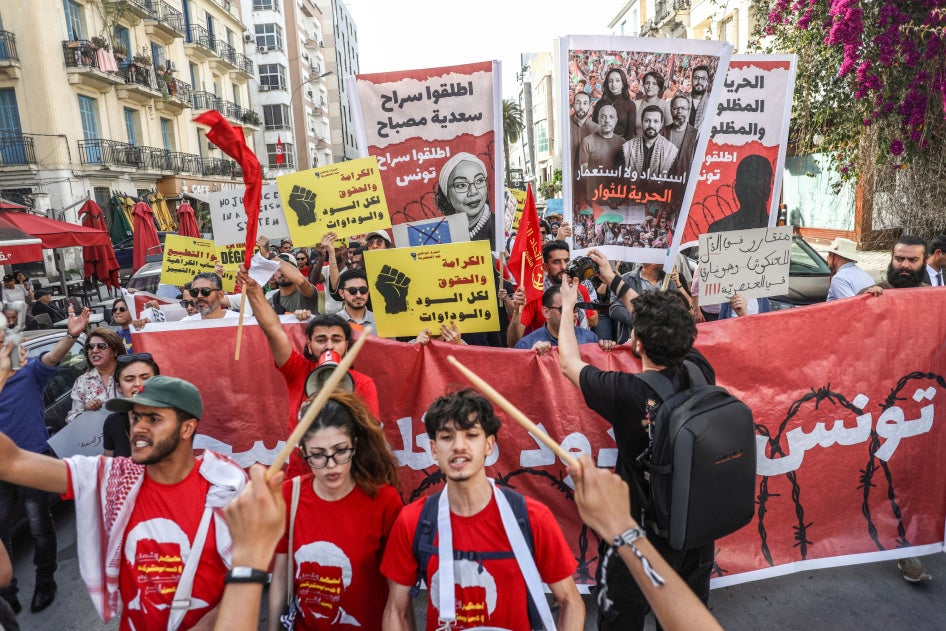 تونسيون يرفعون لافتات خلال مسيرة نظمتها "حملة ضد تجريم العمل المدني" احتجاجا على العنصرية في تونس العاصمة، في 11 أبريل/نيسان 2026. وتأتي هذه المظاهرة، التي تضم منظمات حقوقية ومجموعات من المجتمع المدني ونشطاء، لتعبر عن المخاوف بشأن ما يصفه المشاركون بأنه تصاعد في الخطاب العنصري، فضلا عن الجهود الرامية إلى تجريم التضامن والأنشطة المدنية والسياسية والنقابية. كما تسلط هذه الفعالية الضوء على المخاوف بشأن استهداف النشطاء والمدافعين عن الحقوق.