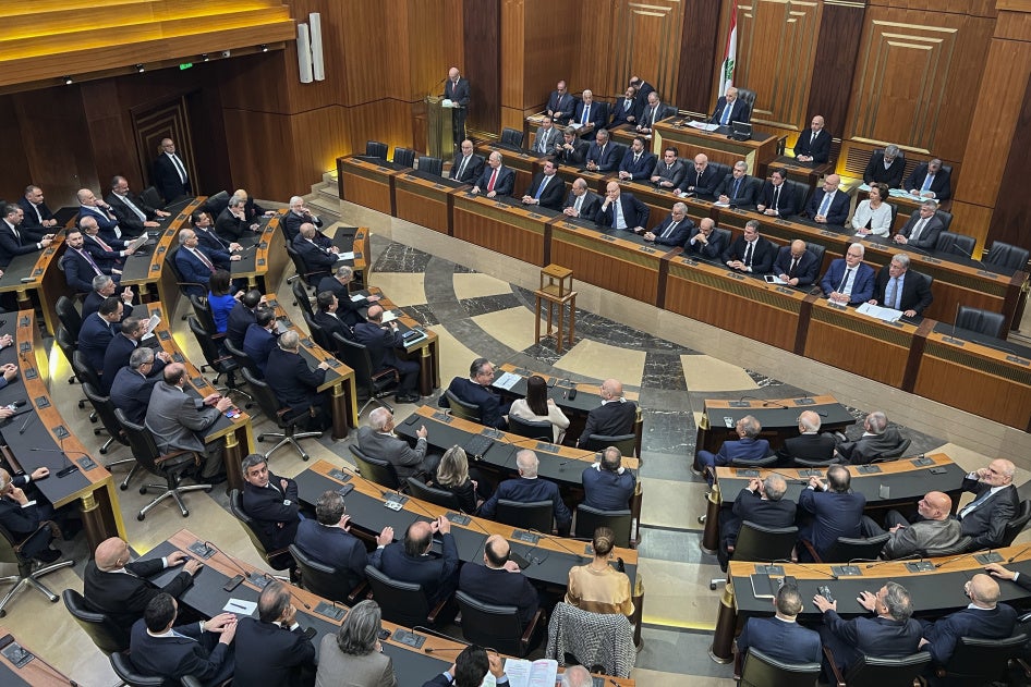 مشرّعون لبنانيون في مبنى "مجلس النواب" في وسط بيروت، 9 يناير/كانون الثاني 2025.