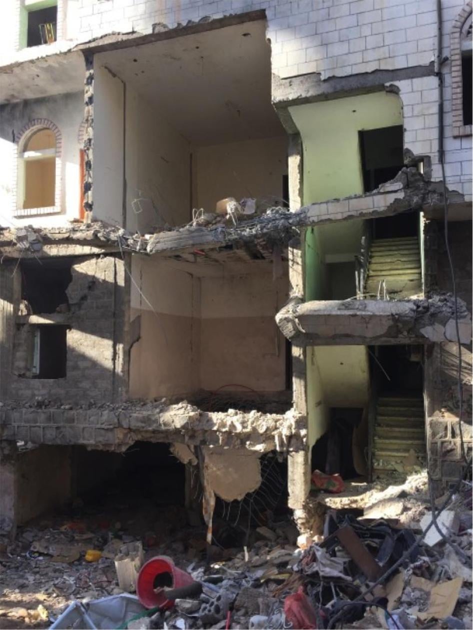 مبنى سكني دُمر في غارة جوية ثانية على حي الأصبحي السكني في صنعاء، العاصمة، يوم 23 سبتمبر/أيلول 2015. قتلت الغارتان ذلك الصباح 19 مدنيا