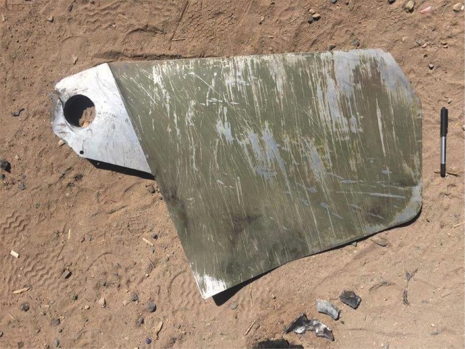 •	بقايا قطعة التوجيه لقنبلة "بيفواي 3" المُوجهة بالليزر، التي تُنتجها شركة "رايثون" الأمريكية، عُثر عليها في الموقع عقب غارة جوية على حي الضبوة في العاصمة صنعاء، في 26 أكتوبر/تشرين الأول 2015