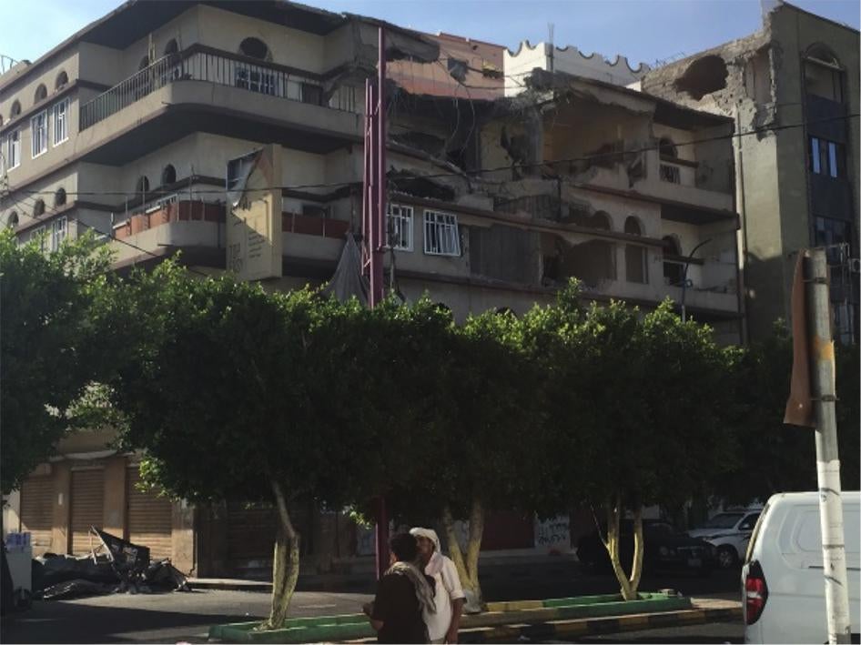 منزل صالح البدوي المُتضرر في غارة جوية على حي حدّة السكني في صنعاء يوم 4 سبتمبر/أيلول 2015، ما أسفر عن مقتل ابنة البدوي ومستأجرَين في المبنى.
