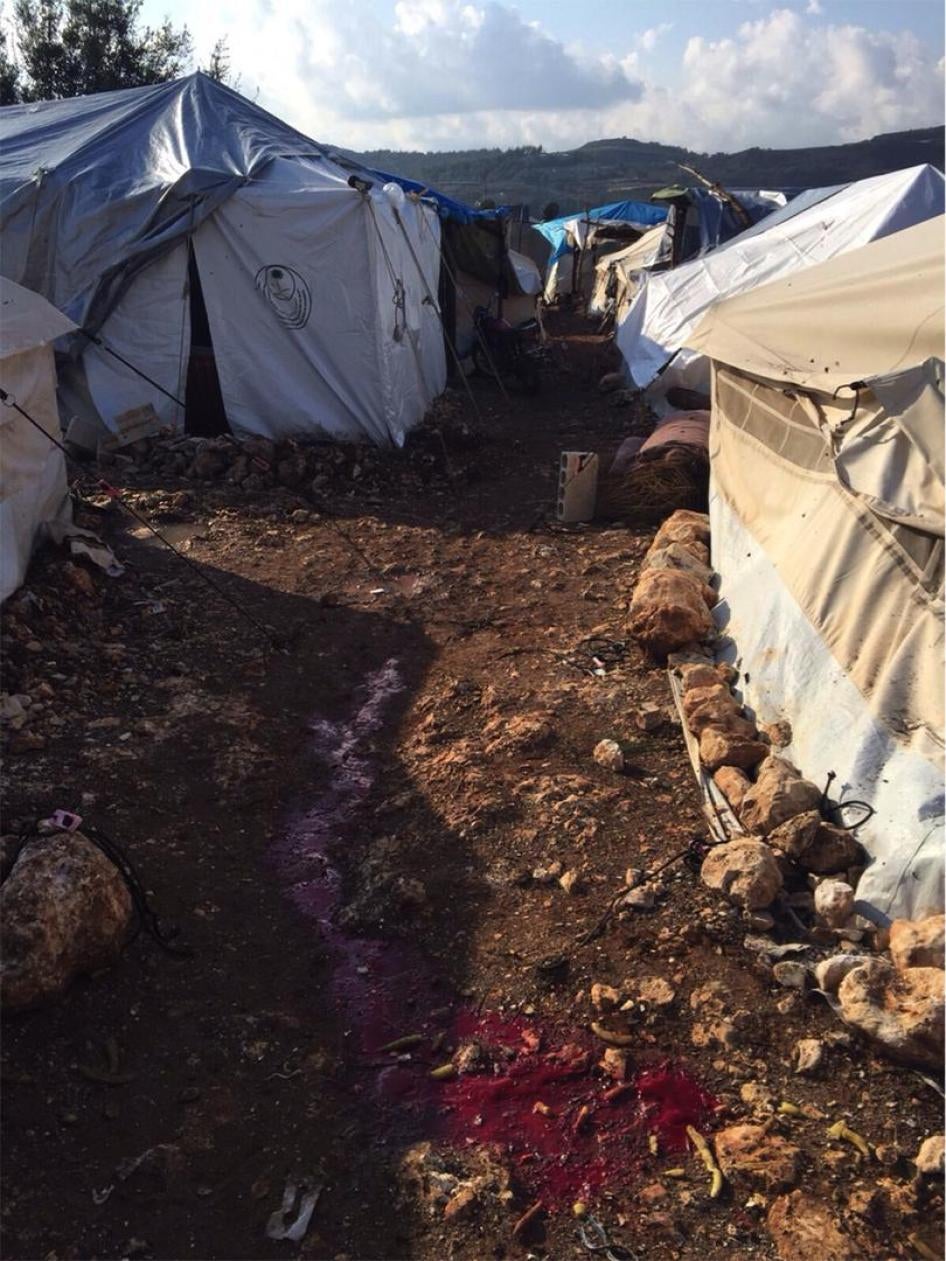Следы крови в лагере вынужденных переселенцев в районе Юнсо (Юнсийе), провинция Идлиб, после кассетного удара 9 ноября 2015 г.