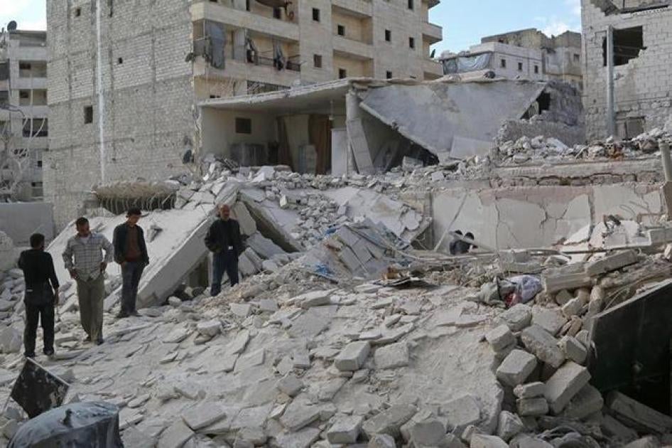 مدنيون يتفقدون موقعا قال ناشطون إن قوات موالية للرئيس السوري بشار الأسد استهدفته بالبراميل المتفجرة في حلب يوم 26 مارس/آذار 2014. © 2014 رويترز 