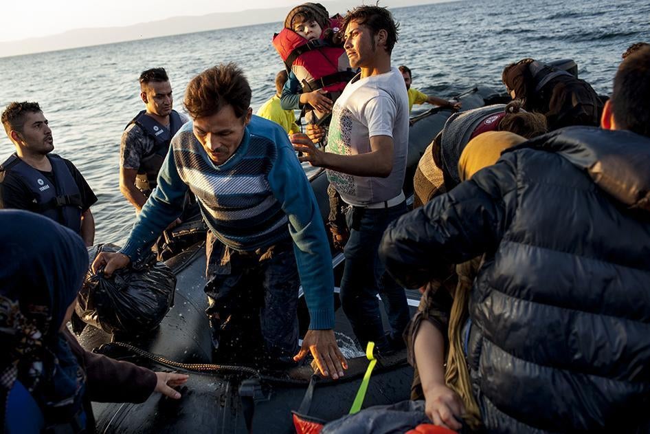 Αιτούντες άσυλο και μετανάστες καταφθάνουν στο ελληνικό νησί της Λέσβου, μετά τη διάσωσή τους από εθελοντές ισπανούς ναυαγοσώστες όταν οι ζωές τους τέθηκαν σε κίνδυνο από κουκουλοφόρους άνδρες με μαύρες στολές σε ταχύπλοα, οι οποίοι εμβόλισαν τη φουσκωτή 