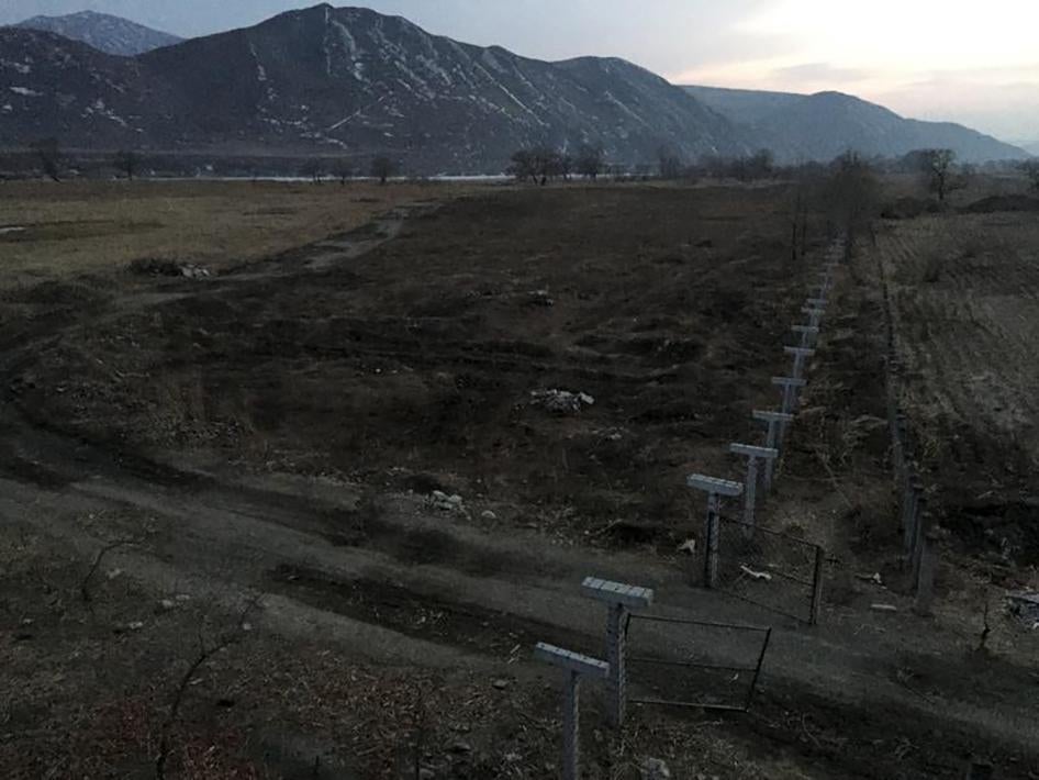  2015年3月18日从中国边境城市，图们，拍摄位于从中国与朝鲜分界的铁丝网。