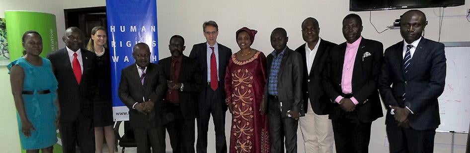 Le Directeur exécutif de Human Rights Watch, Kenneth Roth, photographié le 21 juillet 2015 avec des dirigeants de l'opposition dans la capitale de la RD Congo, Kinshasa.