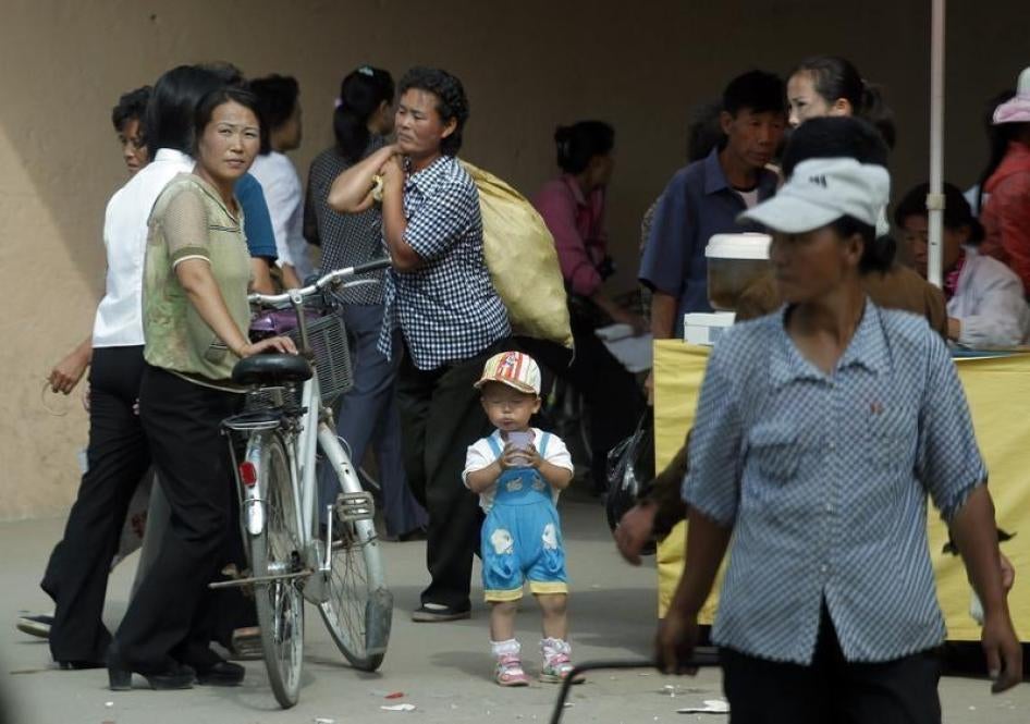 朝鲜妇女背著货物走出平壤东北方罗先经济特区的市场，2011年9月2日。