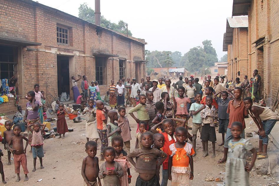 Plusieurs milliers de membres de la communauté ethnique Batwa, ou « Pygmée », ont cherché refuge dans les bâtiments d'une usine désaffectée connue sous le nom de Cotanga à Nyunzu, dans le sud-est de la République démocratique du Congo.