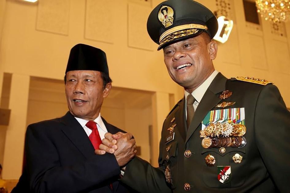 Indonesia's new armed forces commander General Gatot Nurmantyo (R) shakes hands with the new State Intelligence Agency Chief Sutiyoso after they were sworn in at the presidential palace in Jakarta, Indonesia on July 8, 2015. 