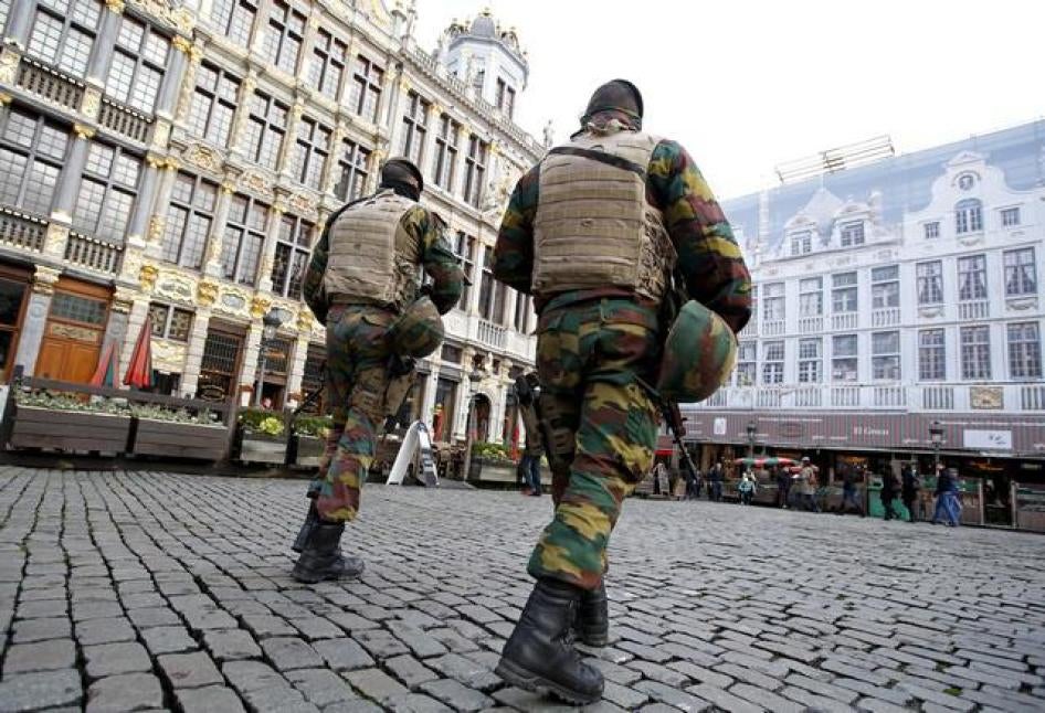 Des soldats belges patrouillent sur la Grand-Place de Bruxelles le 22 novembre 2015, dans le cadre du renforcement des mesures sécuritaires suite aux attaques terroristes commises à Paris le 13 novembre.