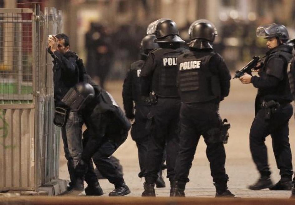 Des membres d’une unité de police antiterroriste procèdent à une fouille à Saint-Denis, dans la banlieue de Paris, le 18 novembre 2015, quelques heures après l’opération ayant visé un appartement hébergeant des personnes suspectées d’avoir participé aux a