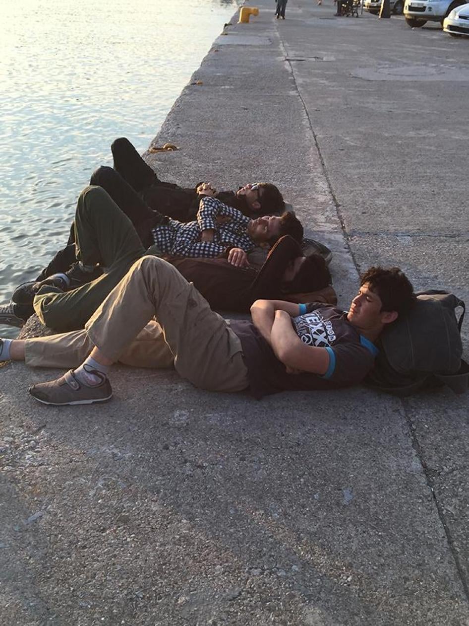 Νεαροί Αφγανοί ξεκουράζονται στο λιμάνι της Λέσβου μετά από 30 ώρες που χρειάστηκε να περπατήσουν από το σημείο όπου η λέμβος τους προσέγγισε την ξηρά.