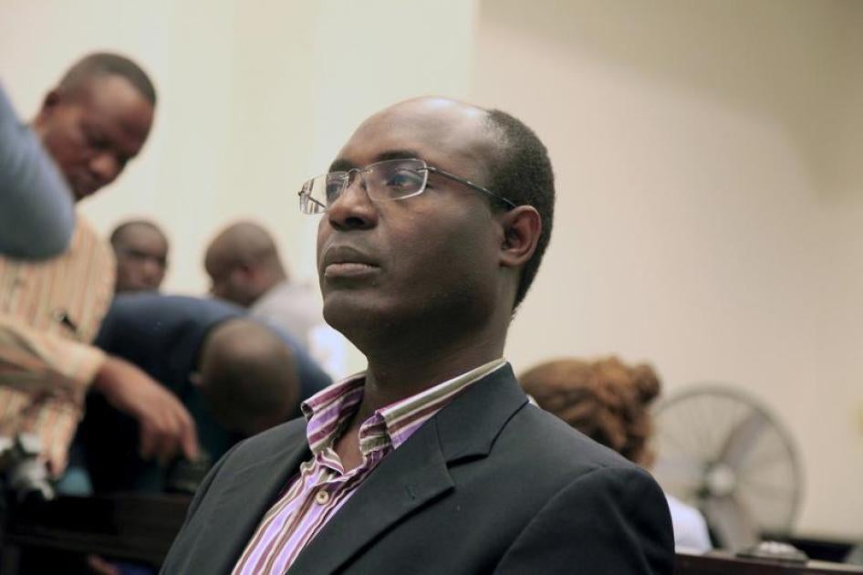 Jornalista Rafael Marques de Morais no tribunal em Luanda, Angola. 28 de maio de 2015.