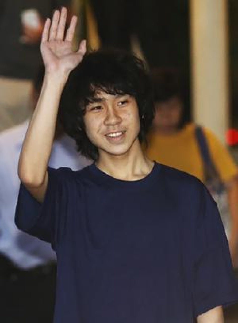 余澎杉受审后步出新加坡法庭，2015年5月12日。