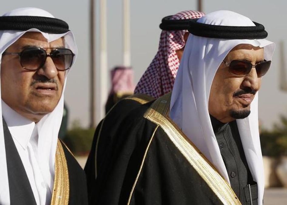 ولي العهد السعودي، الأمير محمد بن نايف (إلى اليسار) مع عمه، الملك سلمان (إلى اليمين) في مطار الملك فهد الدولي في الرياض، بالمملكة العربية السعودية، في 27 يناير/كانون الثاني 2015.