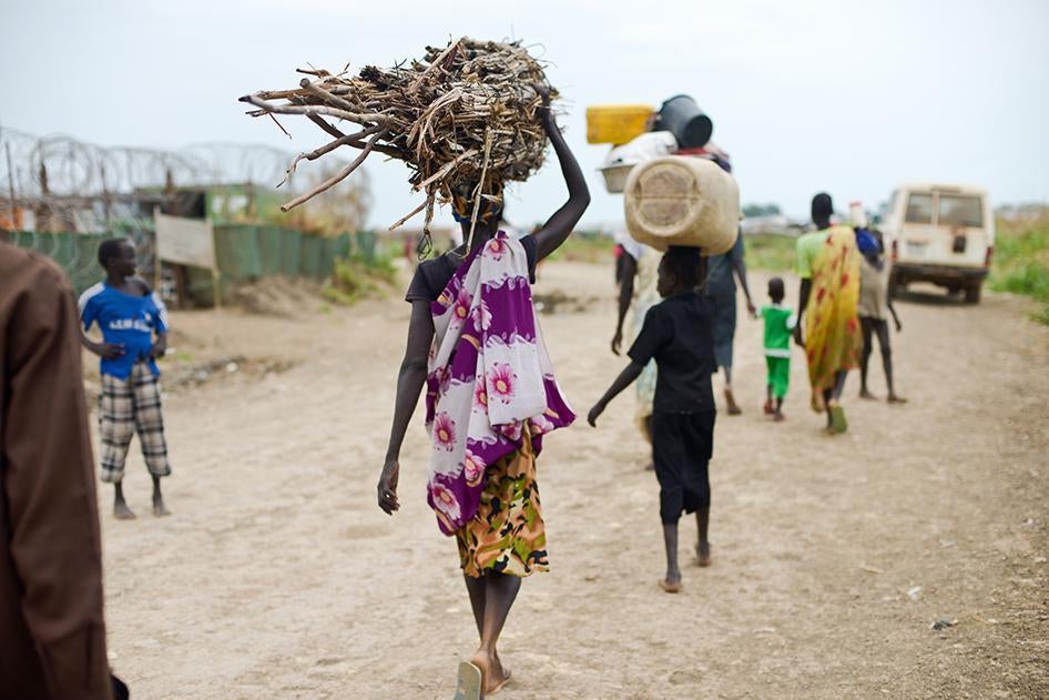 Women and girls often have to walk outside the UNMISS camp near Bentiu for as long as three or four hours to collect firewood and charcoal, sometimes close to government soldiers. 