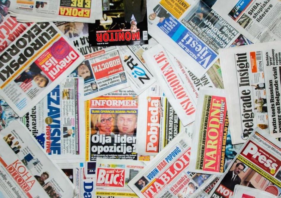 Des exemplaires de divers journaux de quatre pays des Balkans – la Bosnie-Herzégovine, le Kosovo, le Monténégro et la Serbie –  photographiés le 11 juin 2015.