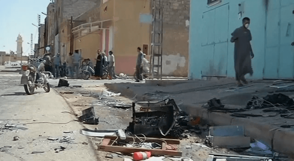 Dévastation dans une rue de Ghardia, à 600 km au sud de la capitale de l’Algérie, Alger, suite à de violents affrontements qui ont éclaté entre les communautés berbère et arabe dans la région de Mzab le 7 juillet 2015.