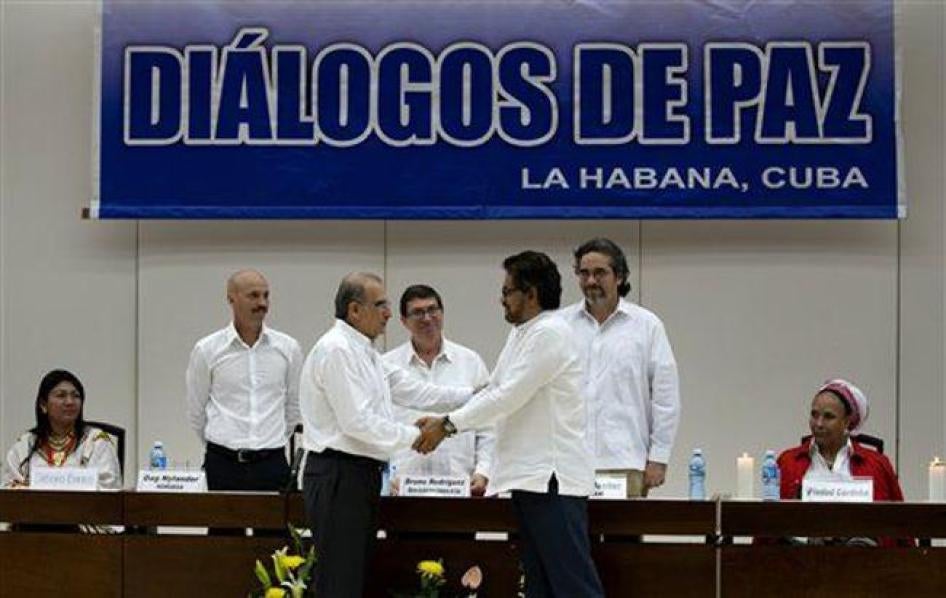 Humberto de la Calle, delante a la izquierda, jefe del equipo de negociación de paz del gobierno de Colombia, estrecha la mano con Iván Márquez