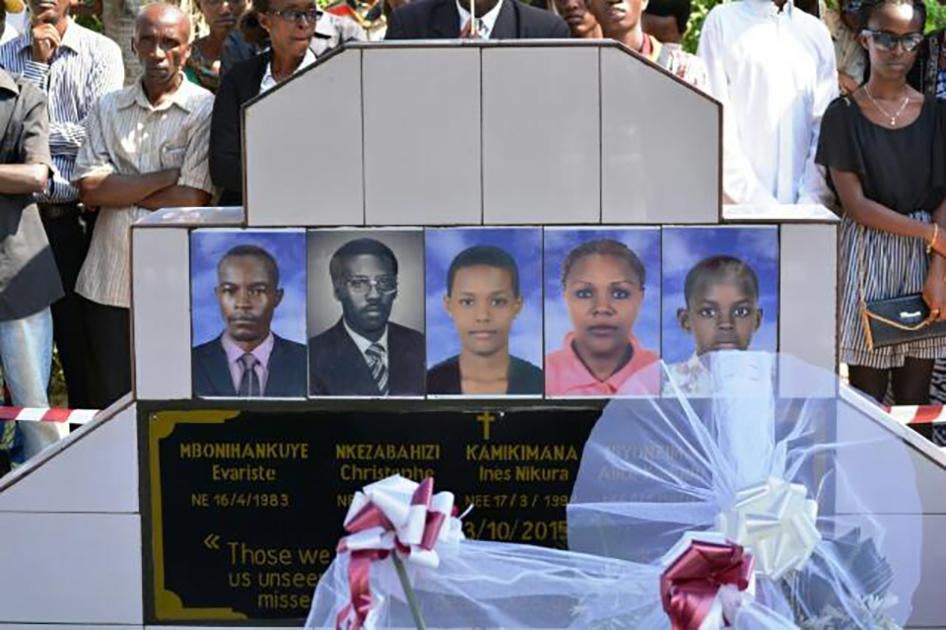 Enterrement de Christophe Nkezabahizi, de sa femme, de son neveu et de ses deux enfants adolescents, abattus par la police dans le quartier de Ngagara de la capitale du Burundi, Bujumbura, le 13 octobre 2015.  